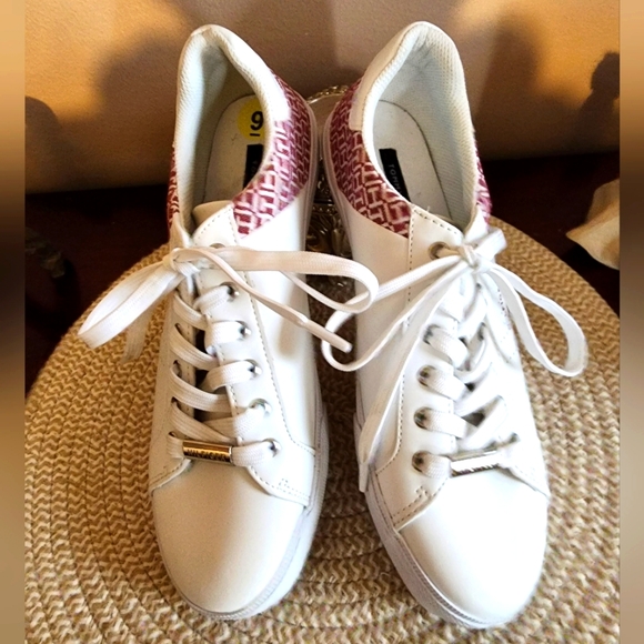 NEW ~ Tommy Hilifiger White w/Pretty Pink Trim Sneakers - Picture 1 of 12